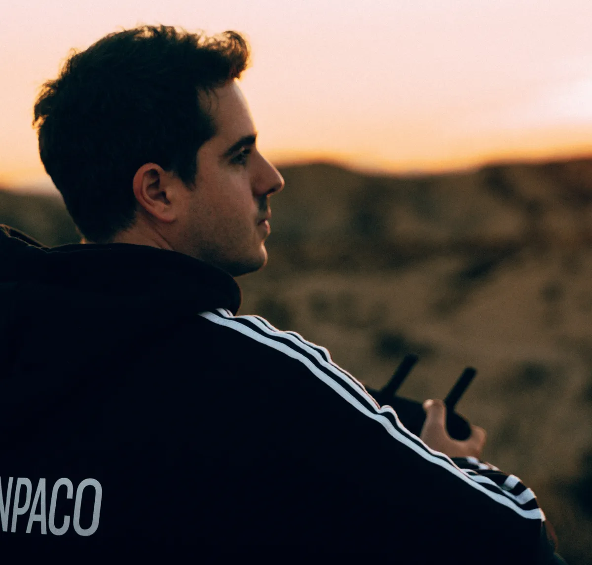 Francisco Zamora con la emisora del dron al atardecer