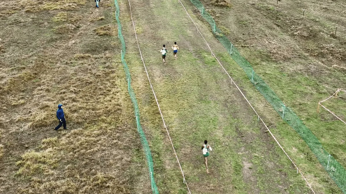 Plano aéreo de una carrera de campo a través en Atapuerca