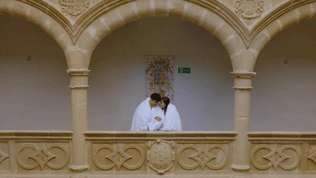 Fotografía dentro de un hotel pareja abrazada