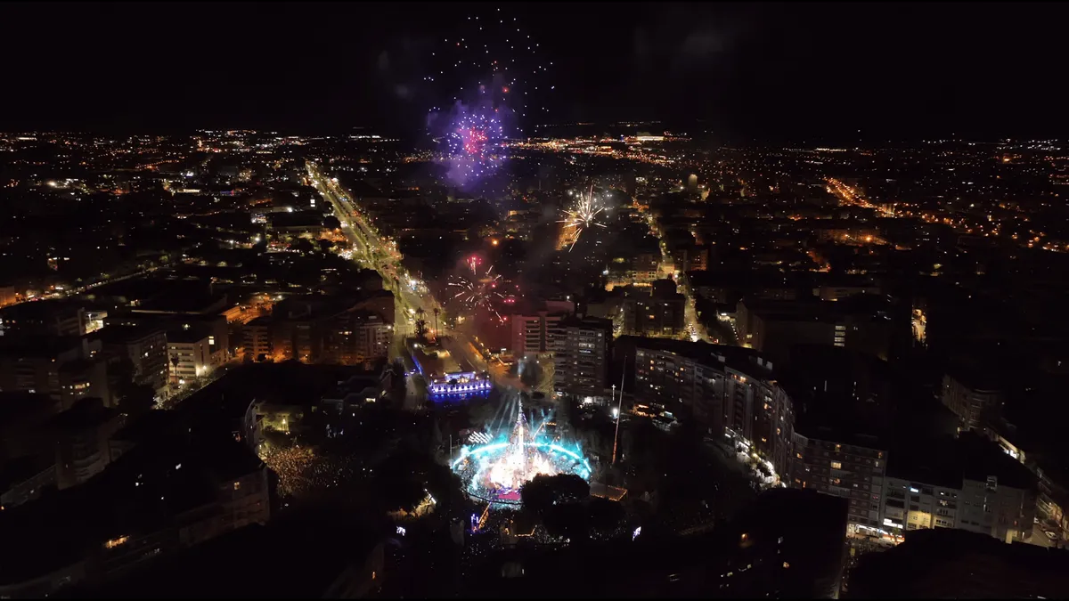 Imagen aérea encendido árbol navidad