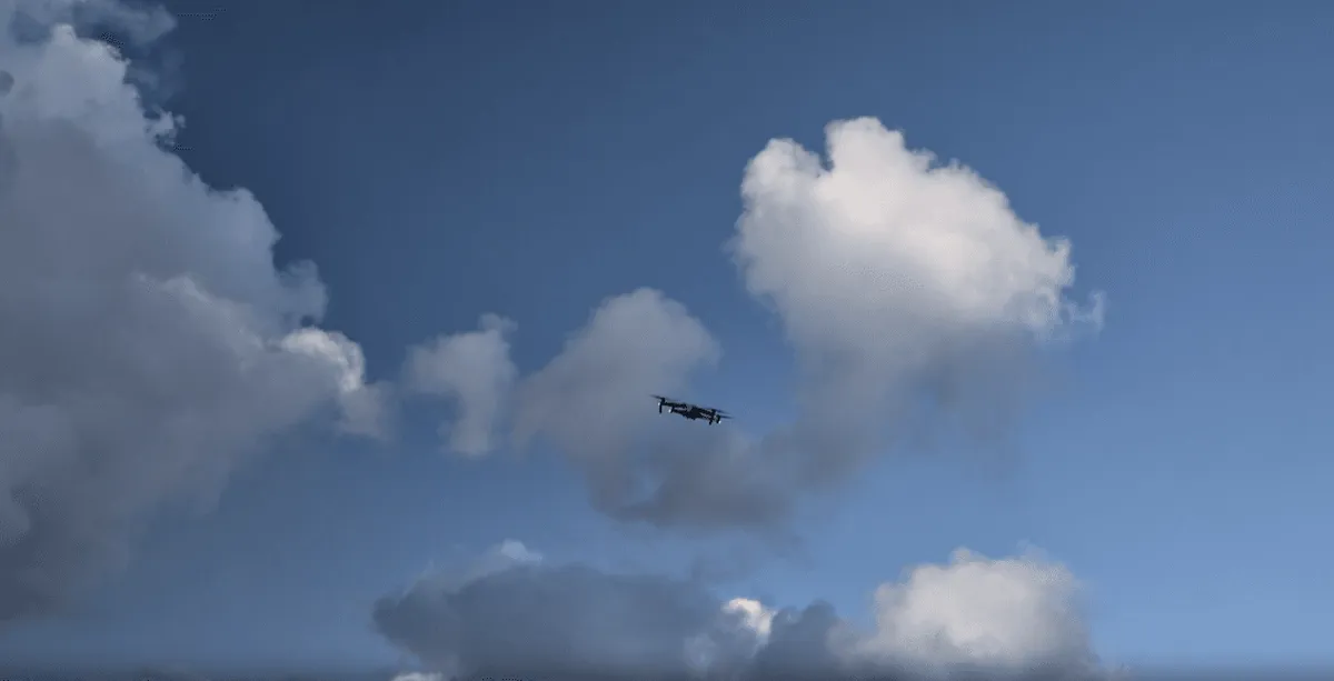 imagen dron volando en el cielo