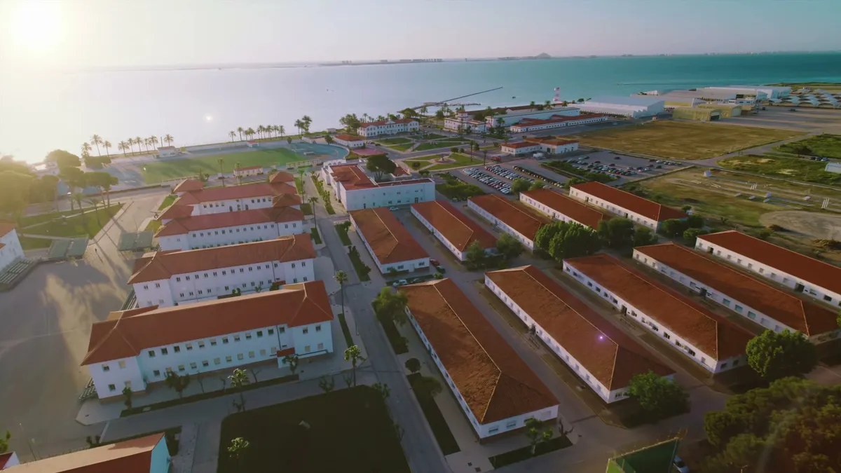 Vista aérea de la base aérea de San Javier junto al Mar Menor