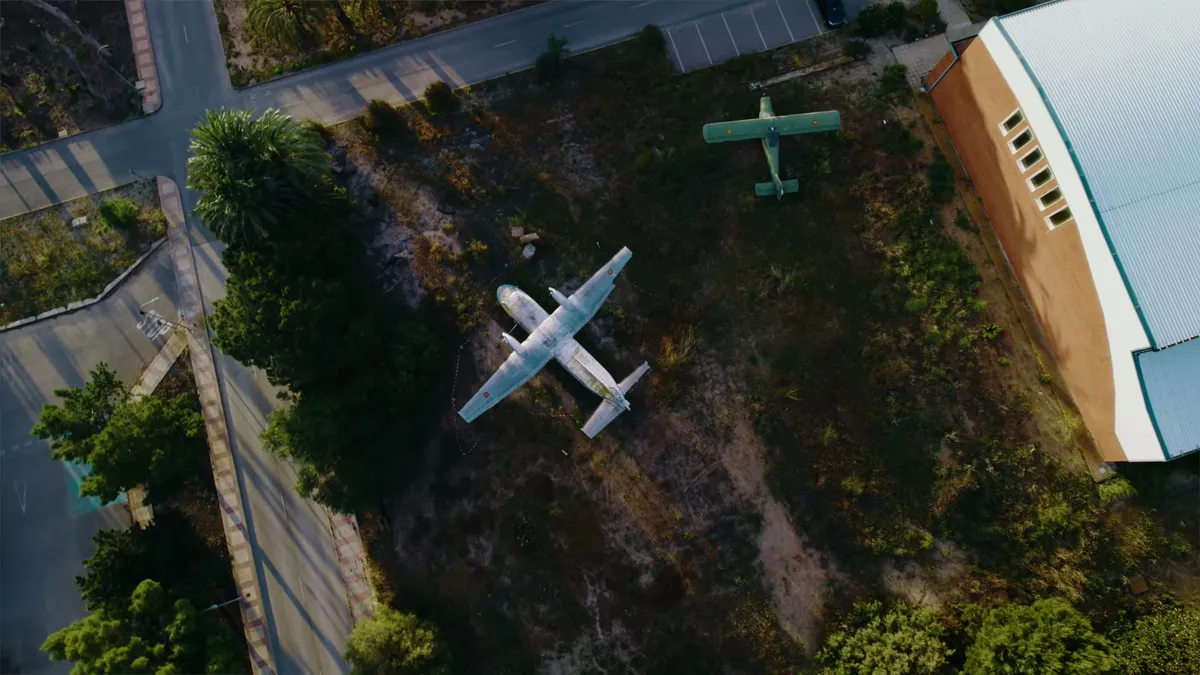 Plano cenital de un avión expuesto en la base aérea de San Javier