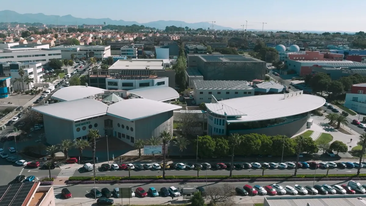 Plano aéreo del edificio de Contaval al final del vídeo corporativo