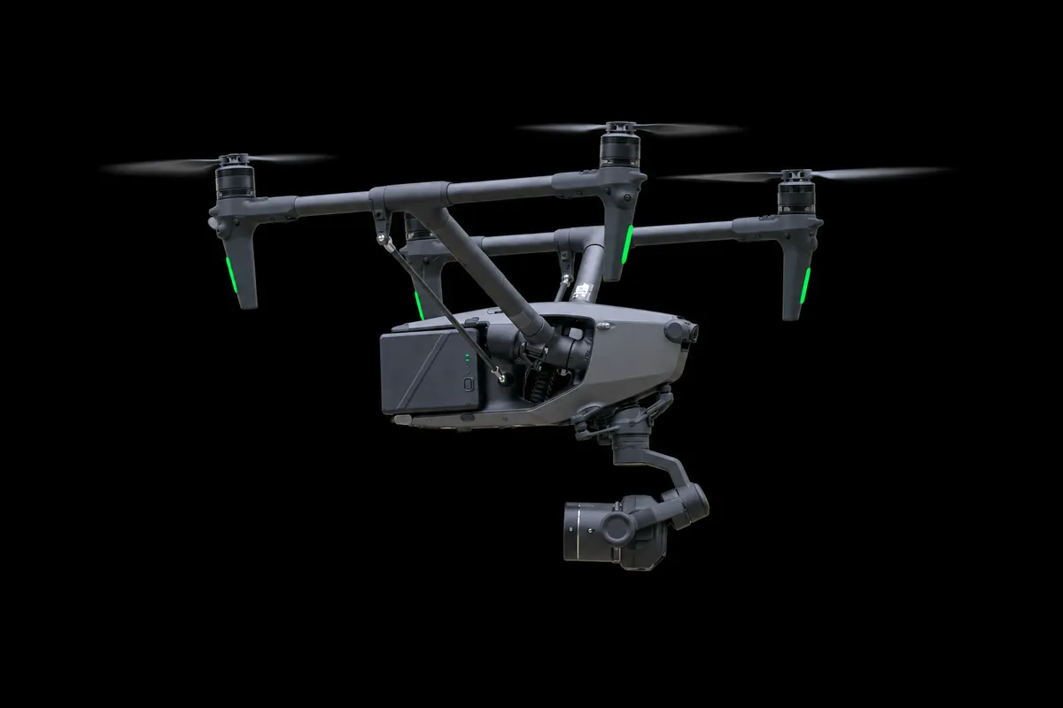 DJI Inspire 3 sobre fondo negro