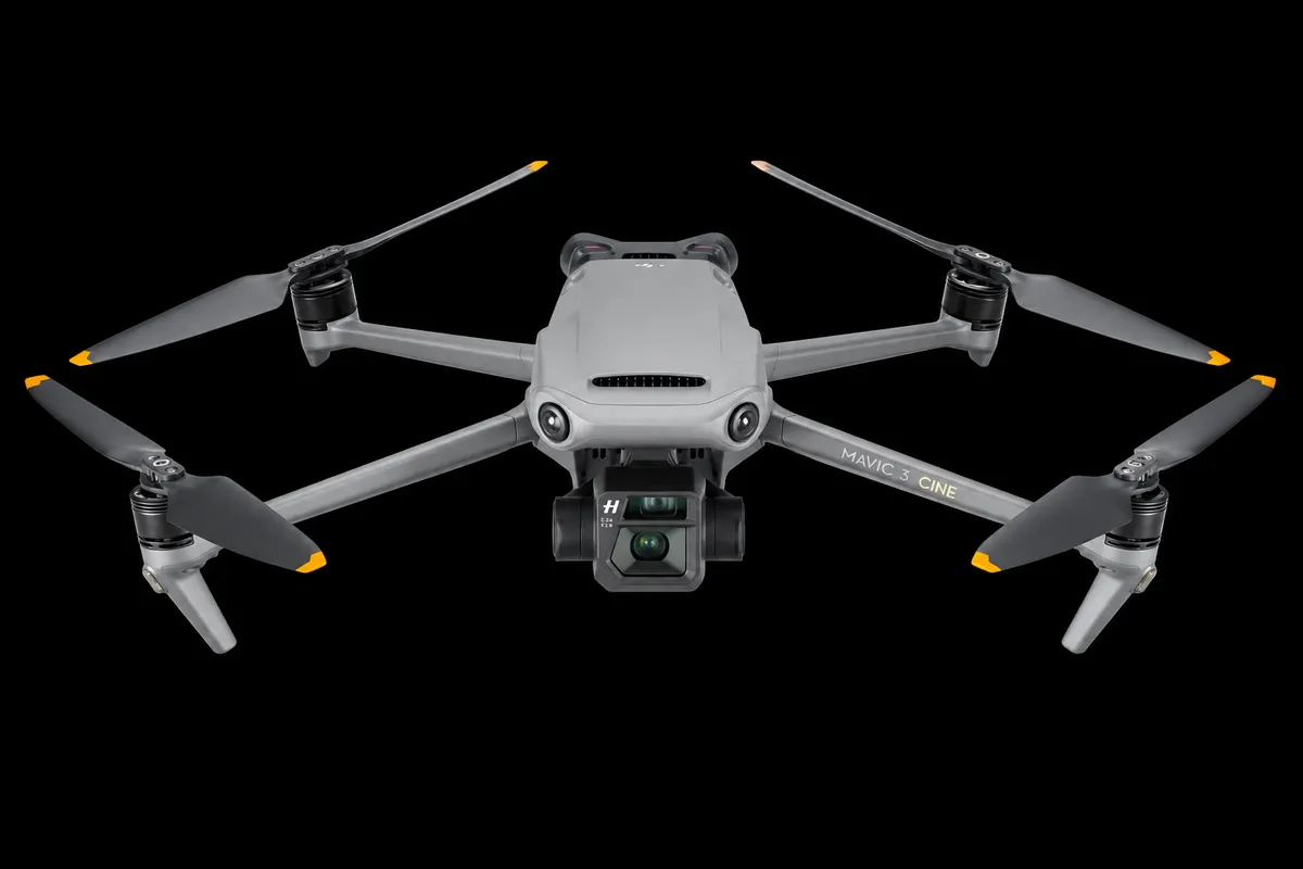 Mavic 3 Cine sobre fondo negro
