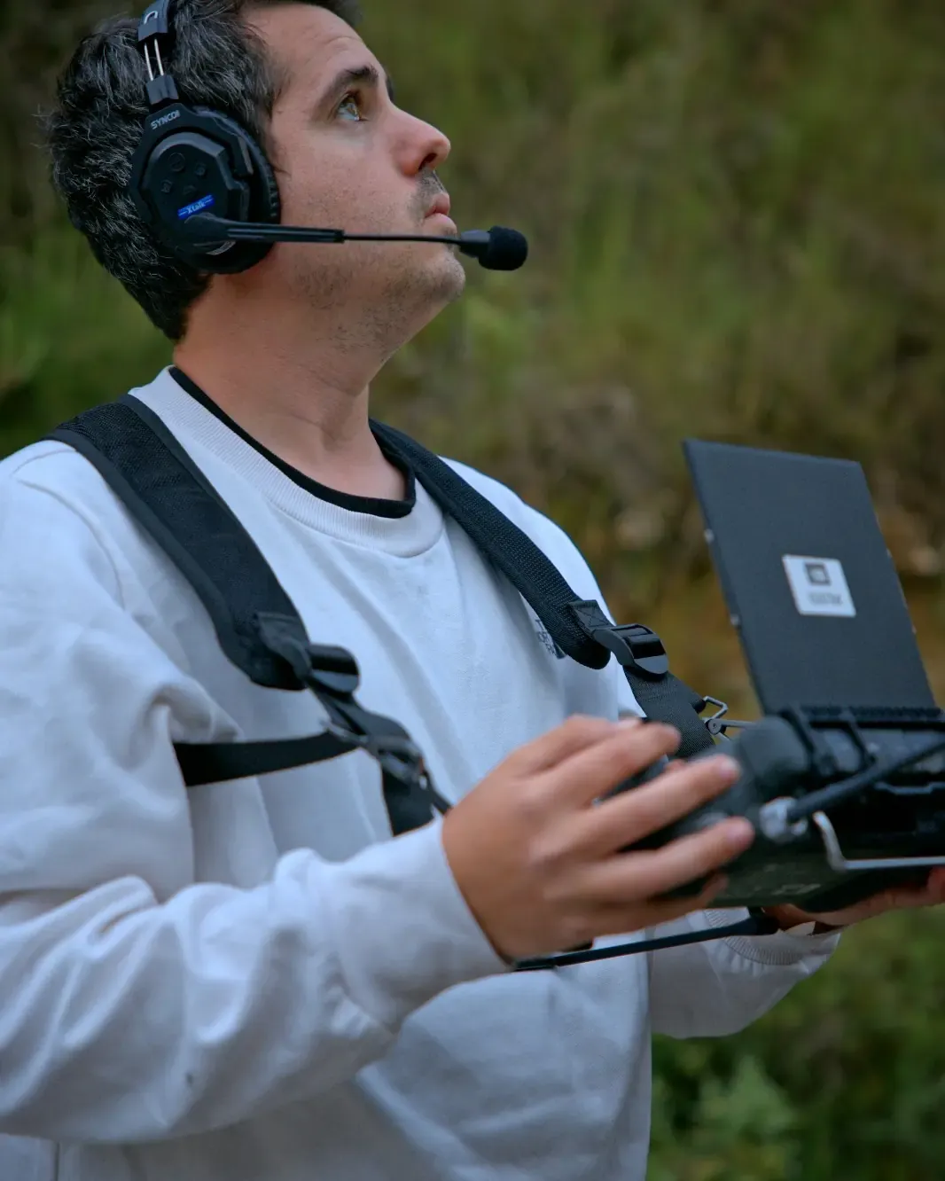 Francisco Zamora, piloto de Dronpaco, con la emisora del dron