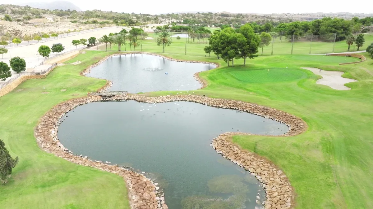 Plano aéreo de un campo de golf con su lago