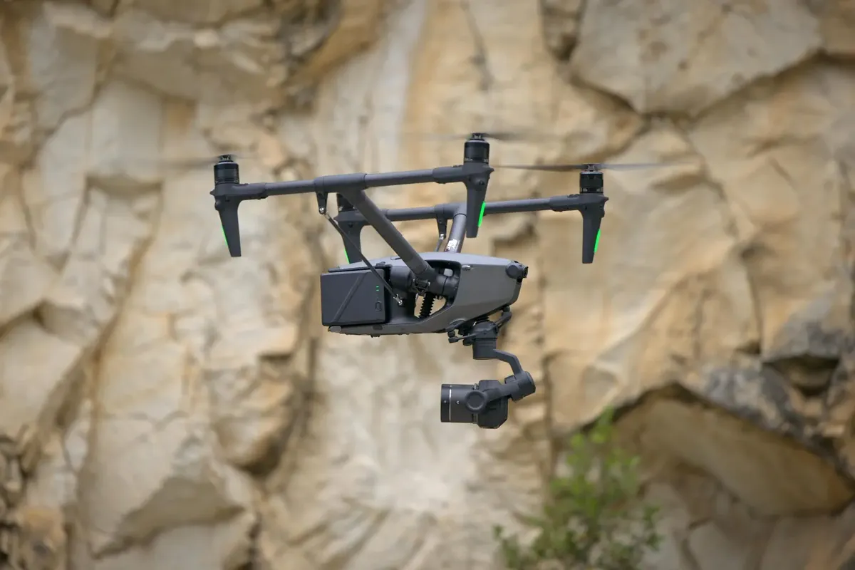 DJI Inspire 3 en vuelo con cámara Zenmuse X9