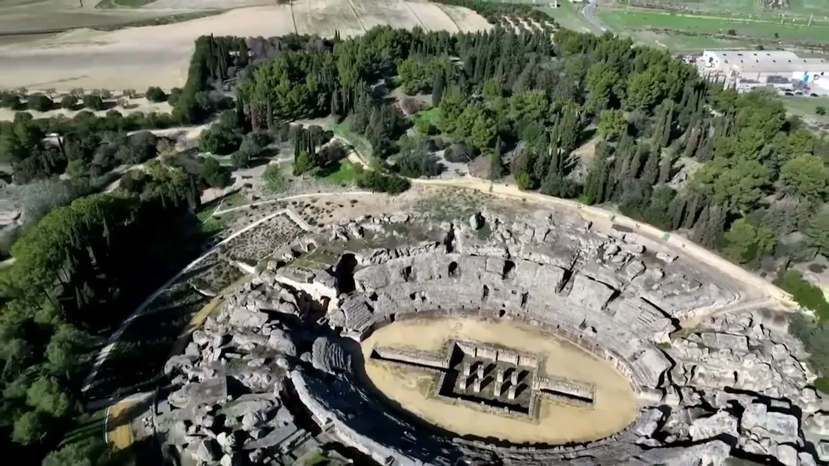 Vista aérea del anfiteatro de Itálica durante la retransmisión de 2023