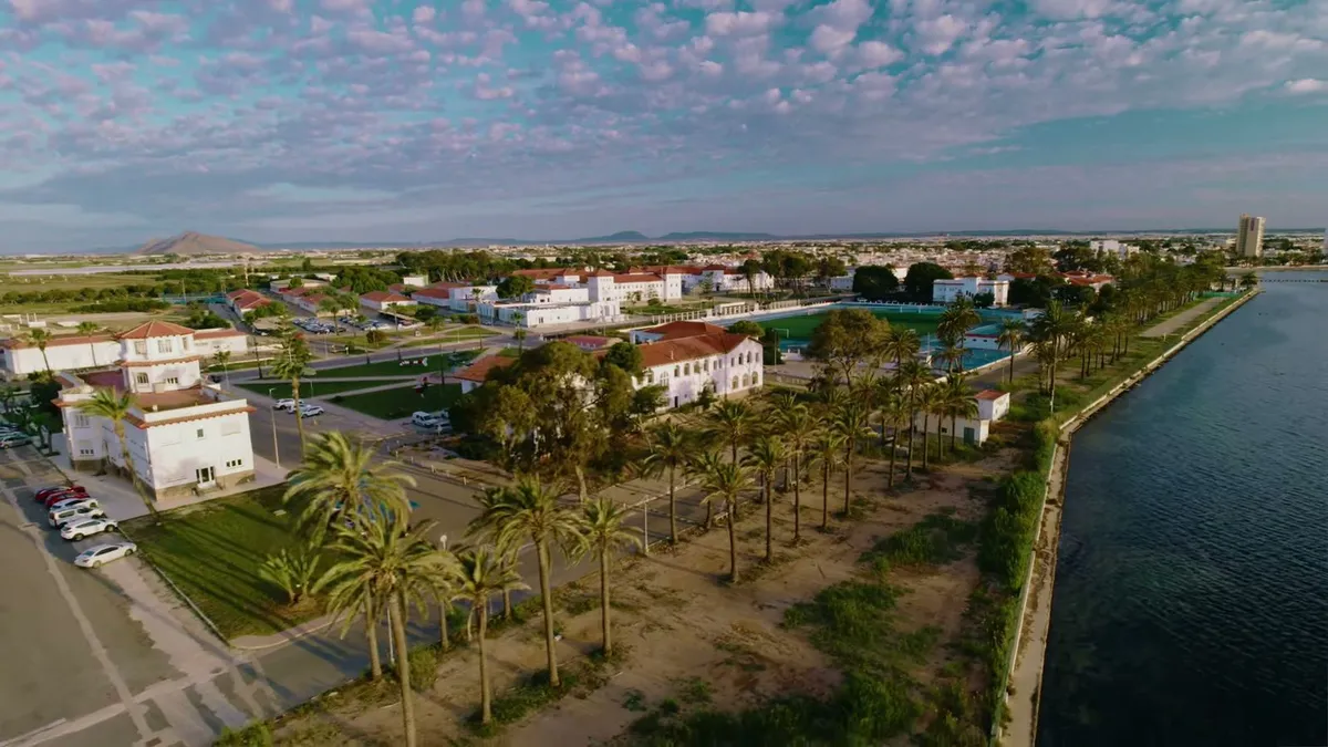Plano aéreo de San Javier con el Mar Menor al fondo