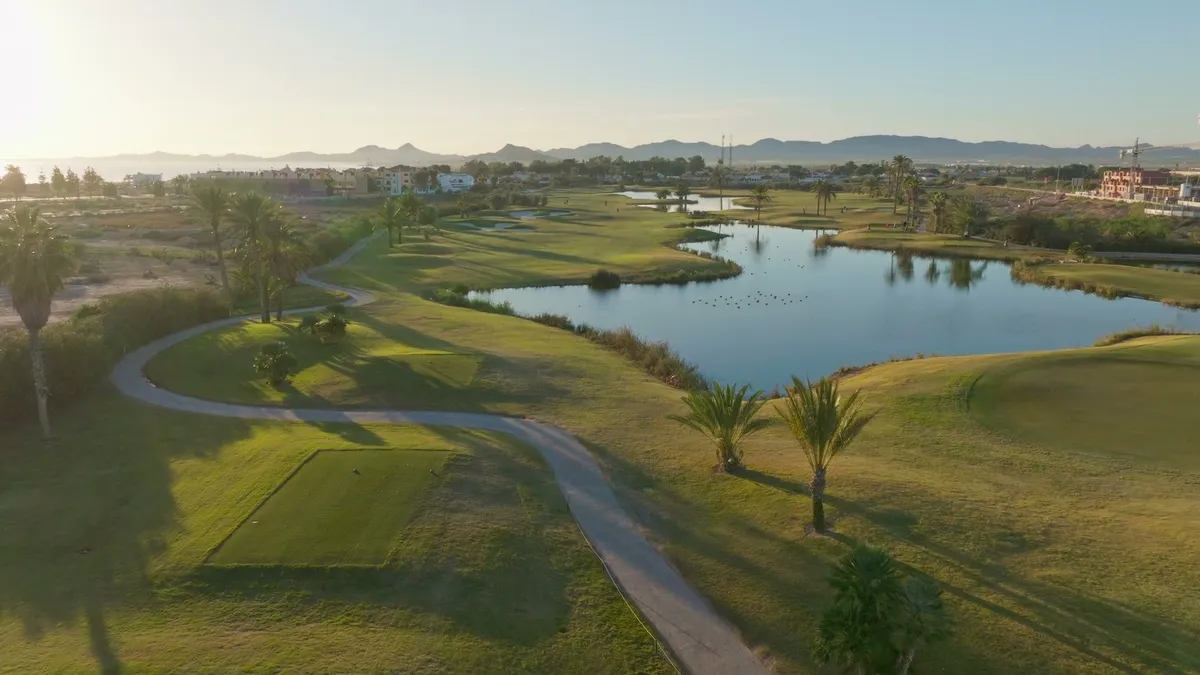 Plano aéreo de los lagos de Serena Golf