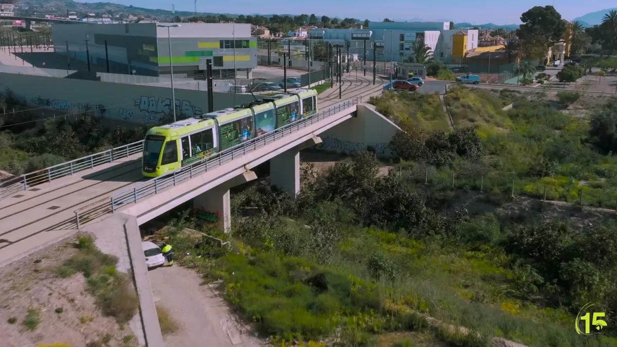 Plano aéreo del tranvía de Murcia sobre un puente
