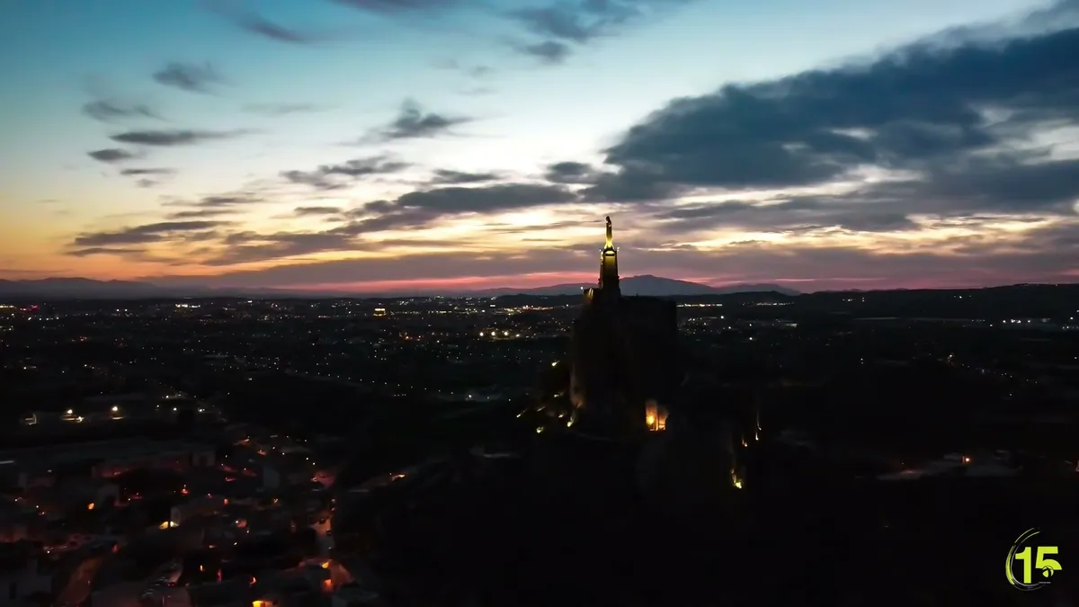Vista aérea de Murcia al atardecer en el spot del tranvía